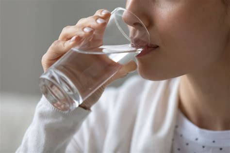 水朝|朝起きた時に水を飲むのは効果的？5つの効果と寝起きに水を飲。